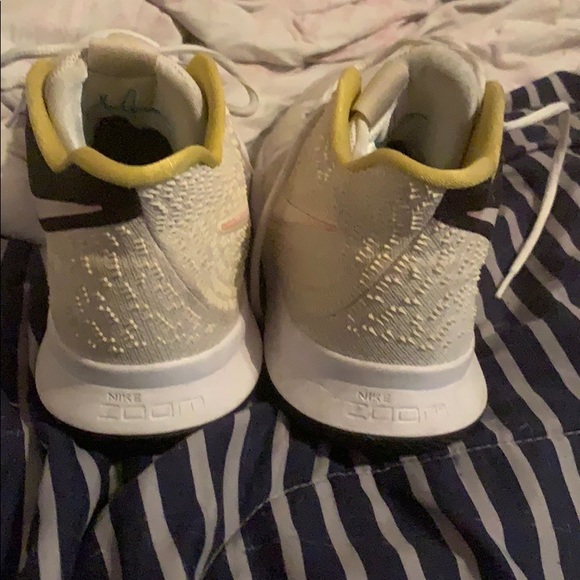 kyrie 3 - Picture 3 of 8